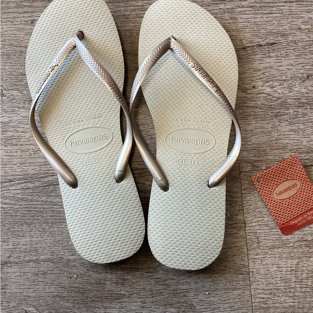 Havaianas Sand Grey/ Light Golden Flip Flops with Gold Straps 11/12W 9/10M